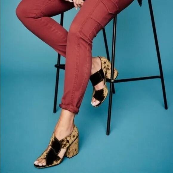 Cabi Interlock Block Crushed Velvet Heels in Moss Size 7 - Picture 12 of 12